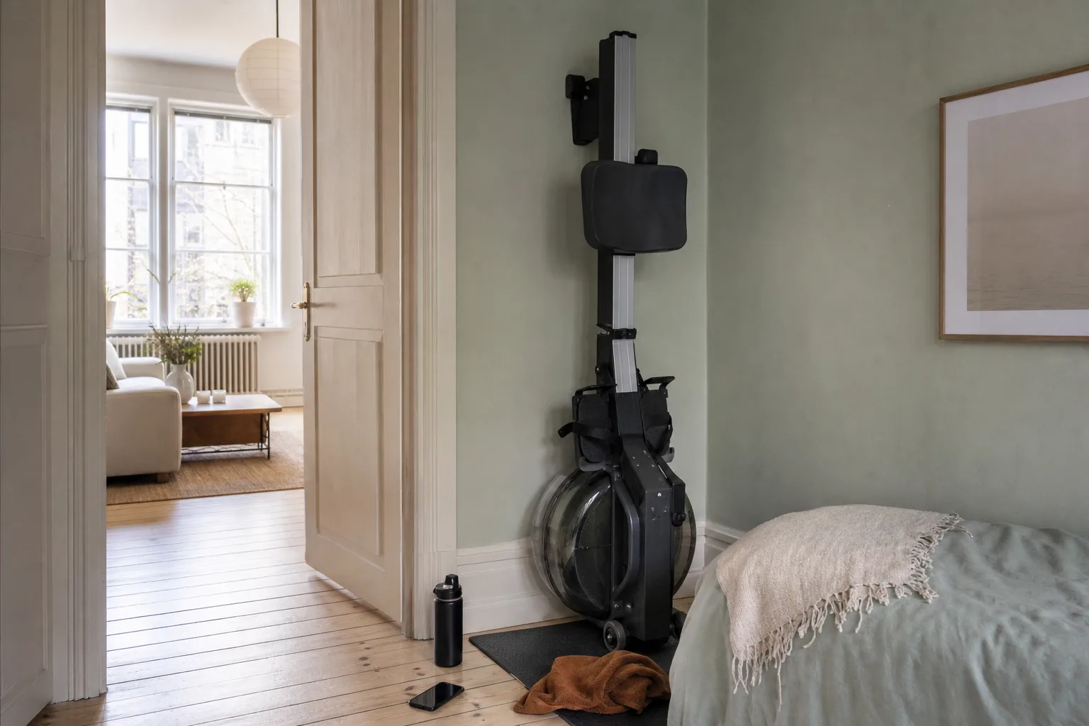Hopfälld roddmaskin ställd mot väggen